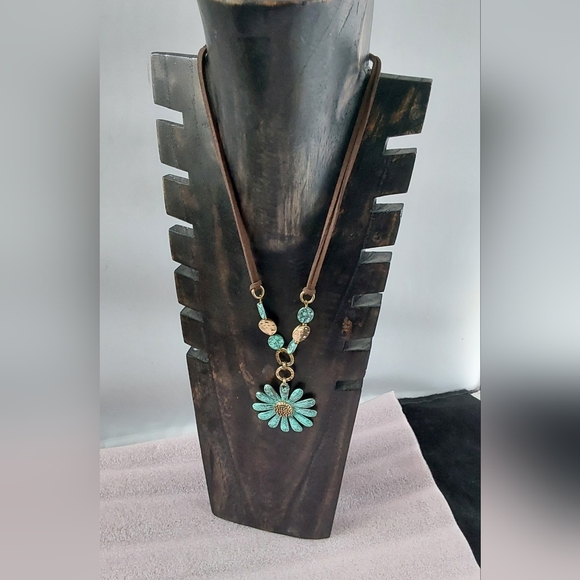 Turquoise Flower Pendant Necklace - Picture 3 of 3